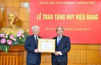 trao huy hieu dang cho dang vien dang bo co quan van phong quoc hoi
