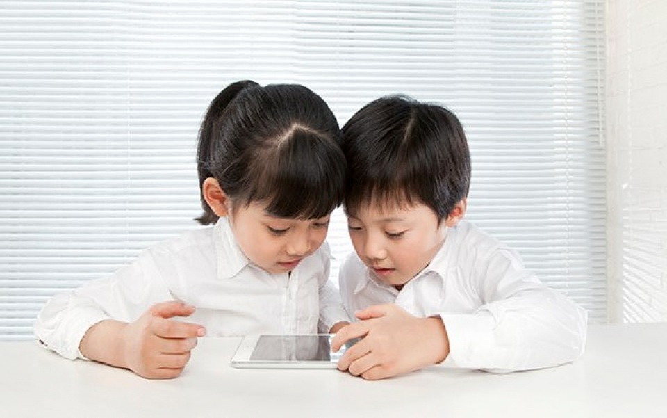 tai sao nguoi me khong nen vua cho con bu vua xem tv