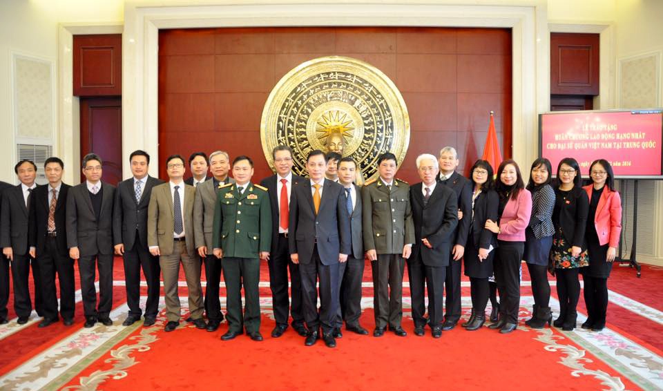 Đại sứ quán VN tại Trung Quốc nhận Huân chương lao động hạng Nhất tin nhap 20161214225340