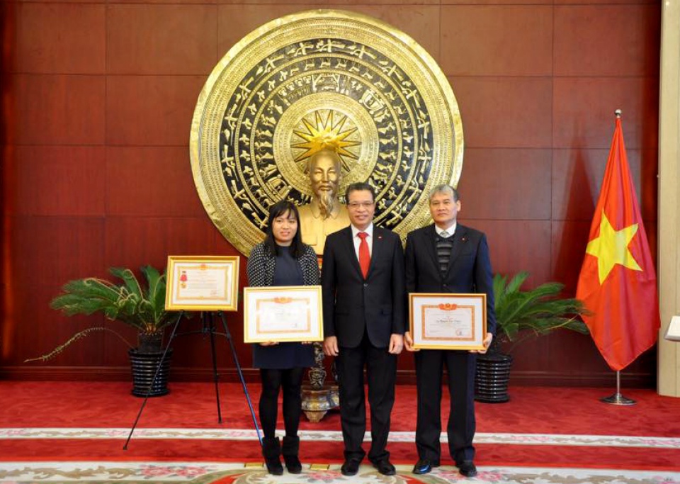 Đại sứ quán VN tại Trung Quốc nhận Huân chương lao động hạng Nhất tin nhap 20161214225340