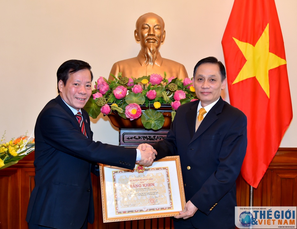 trao bang khen cua bo truong ngoai giao cho cac can bo lam cong tac van hoa