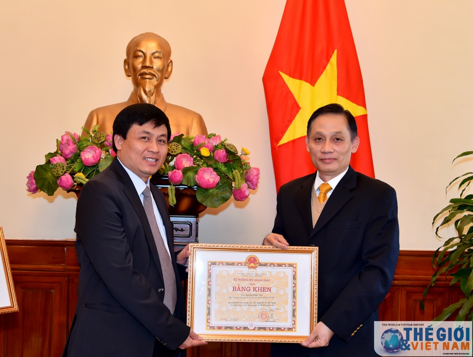 trao bang khen cua bo truong ngoai giao cho cac can bo lam cong tac van hoa