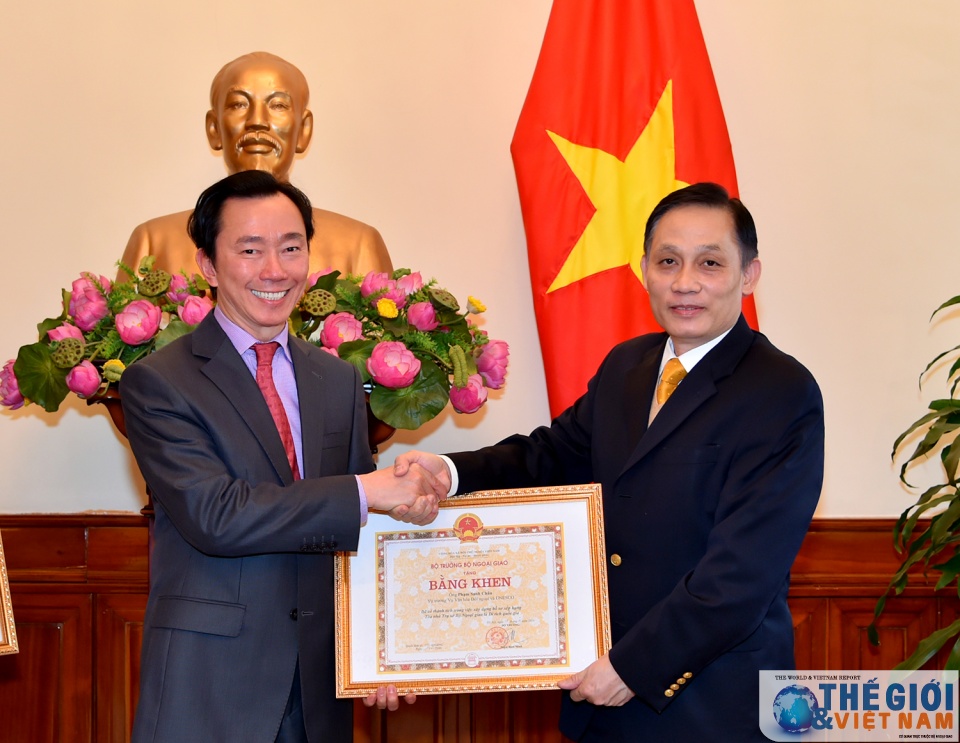 trao bang khen cua bo truong ngoai giao cho cac can bo lam cong tac van hoa