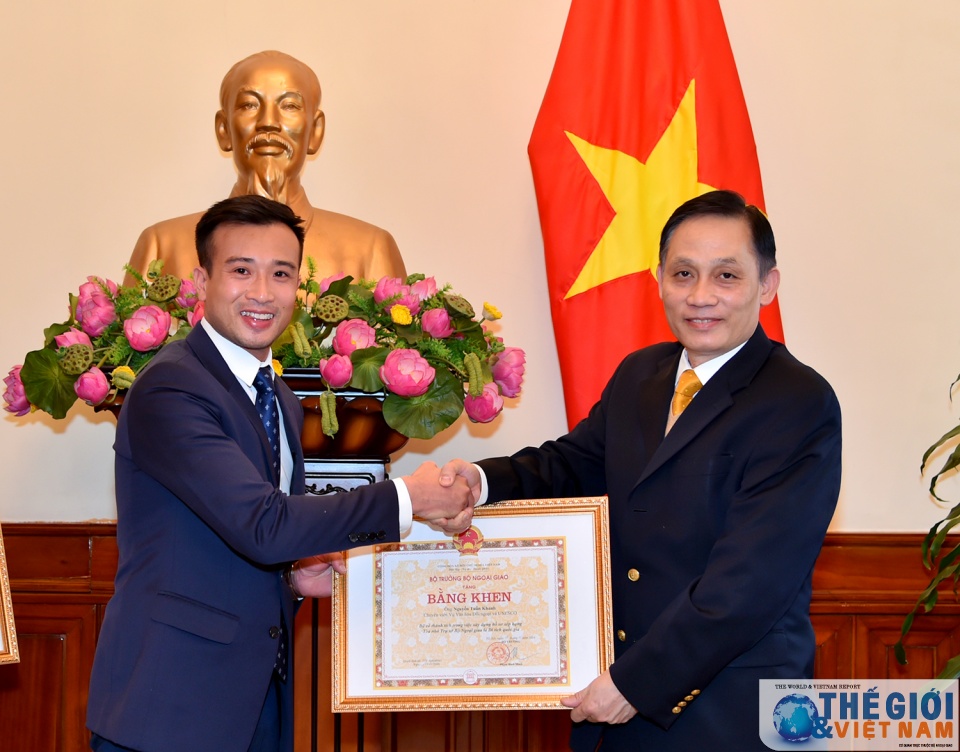 trao bang khen cua bo truong ngoai giao cho cac can bo lam cong tac van hoa