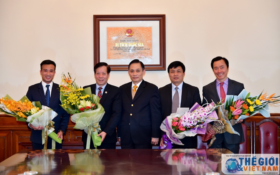 trao bang khen cua bo truong ngoai giao cho cac can bo lam cong tac van hoa