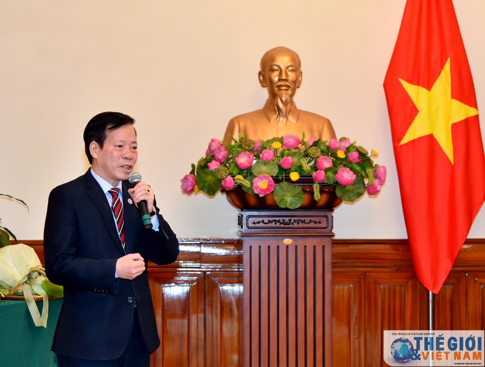 trao bang khen cua bo truong ngoai giao cho cac can bo lam cong tac van hoa