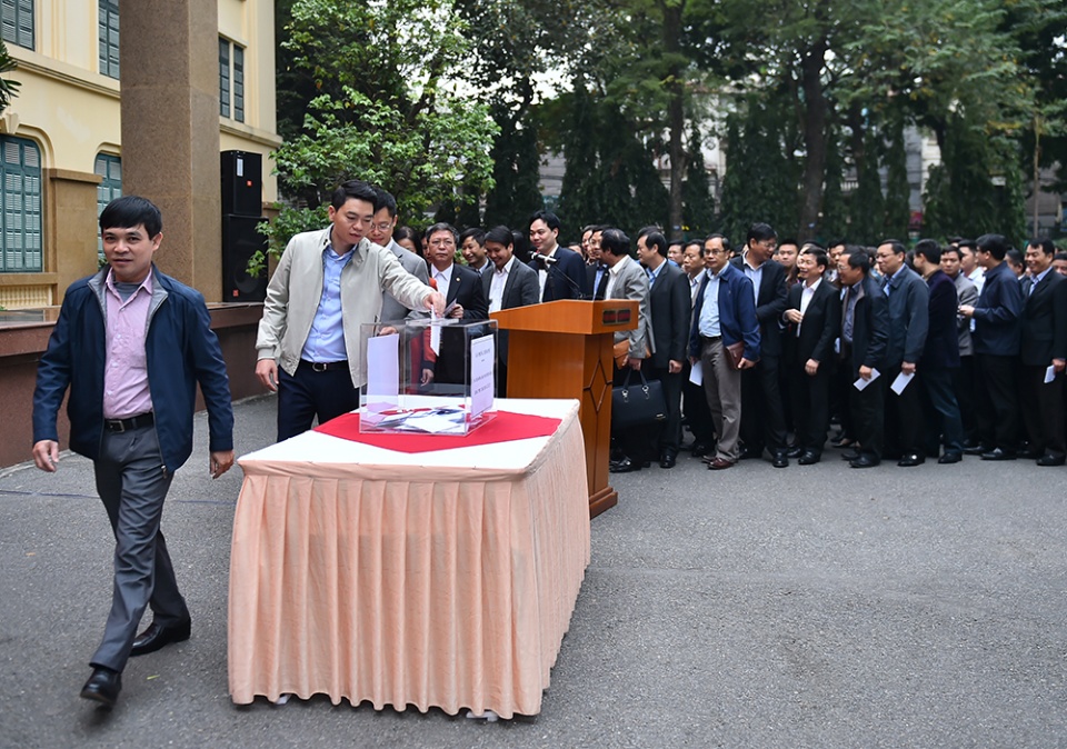 lanh dao chinh phu quyen gop ung ho dong bao bi lu lut