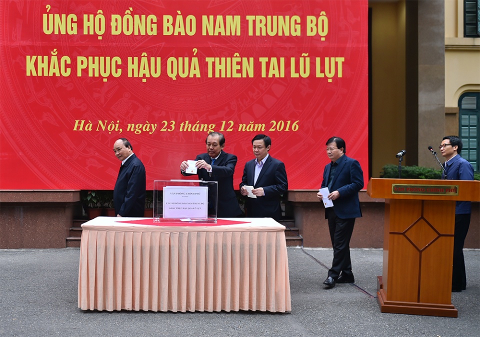 lanh dao chinh phu quyen gop ung ho dong bao bi lu lut