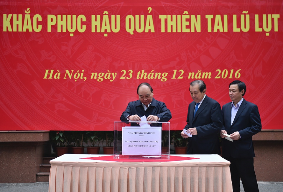 lanh dao chinh phu quyen gop ung ho dong bao bi lu lut