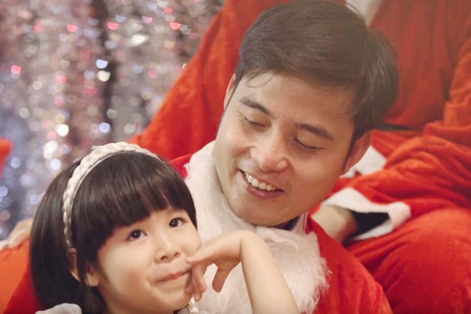 ong ba noel ban ron da khoc khi xem clip nay