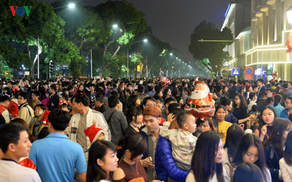 bien nguoi chen chan tren pho di bo ha noi trong dem giang sinh