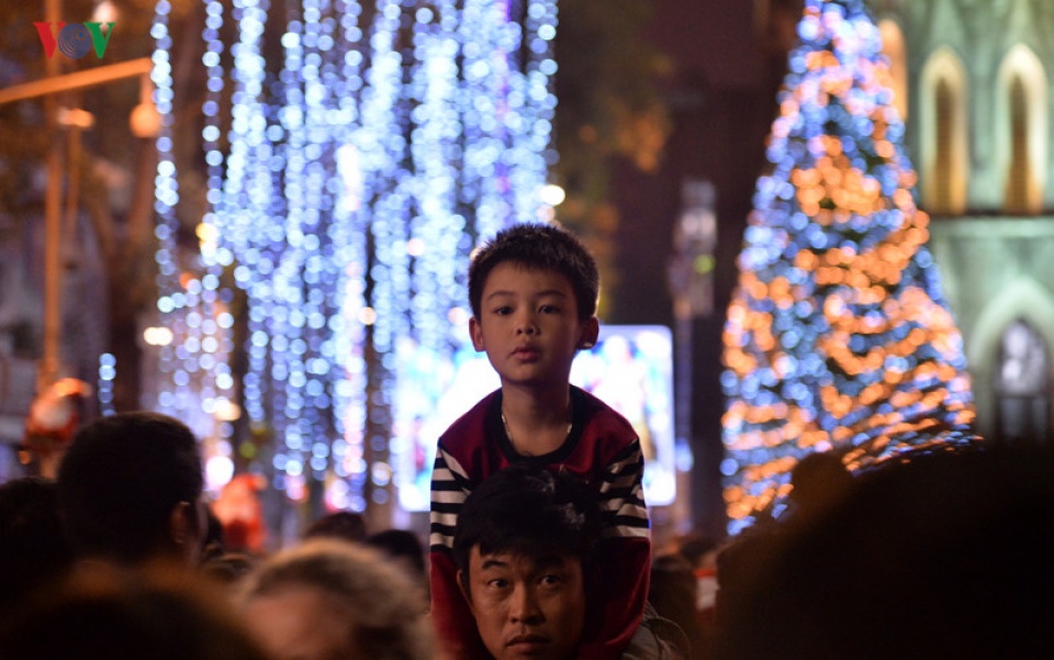 bien nguoi chen chan tren pho di bo ha noi trong dem giang sinh