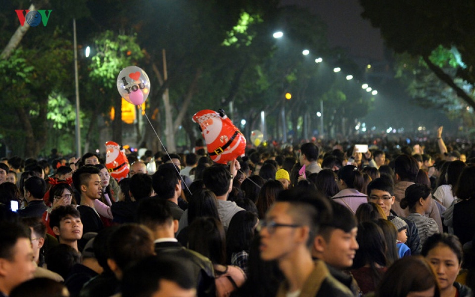 bien nguoi chen chan tren pho di bo ha noi trong dem giang sinh