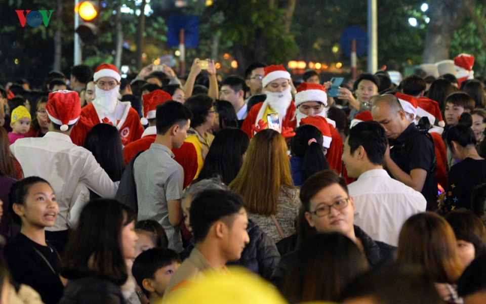 bien nguoi chen chan tren pho di bo ha noi trong dem giang sinh