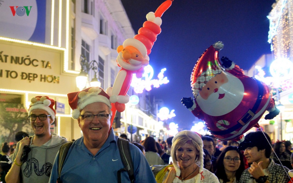 bien nguoi chen chan tren pho di bo ha noi trong dem giang sinh