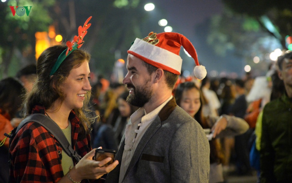 bien nguoi chen chan tren pho di bo ha noi trong dem giang sinh