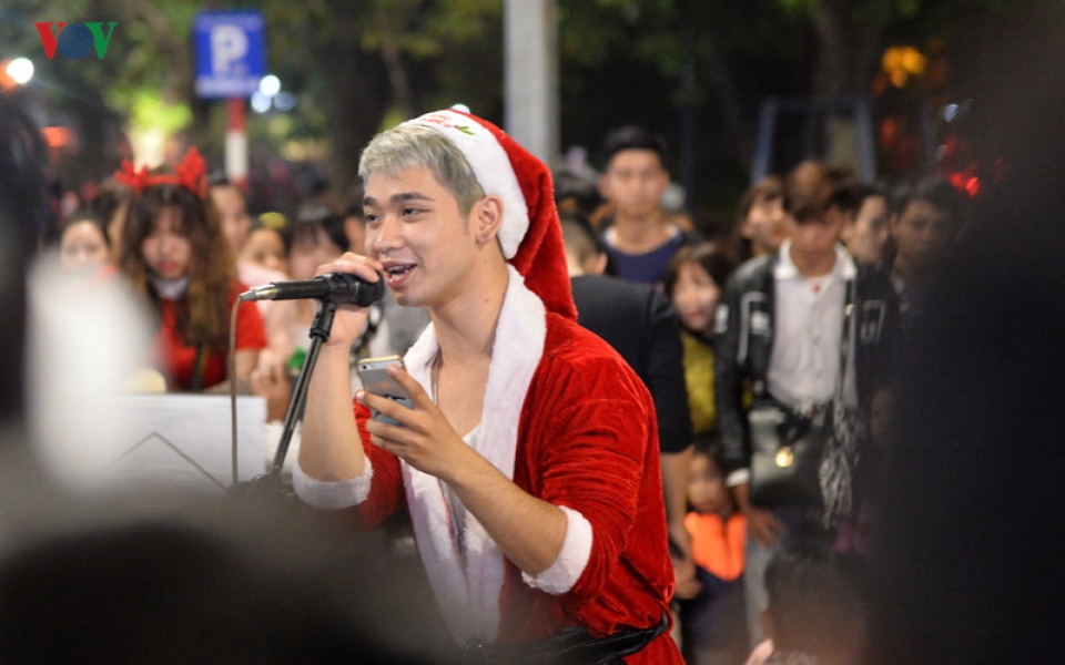 bien nguoi chen chan tren pho di bo ha noi trong dem giang sinh
