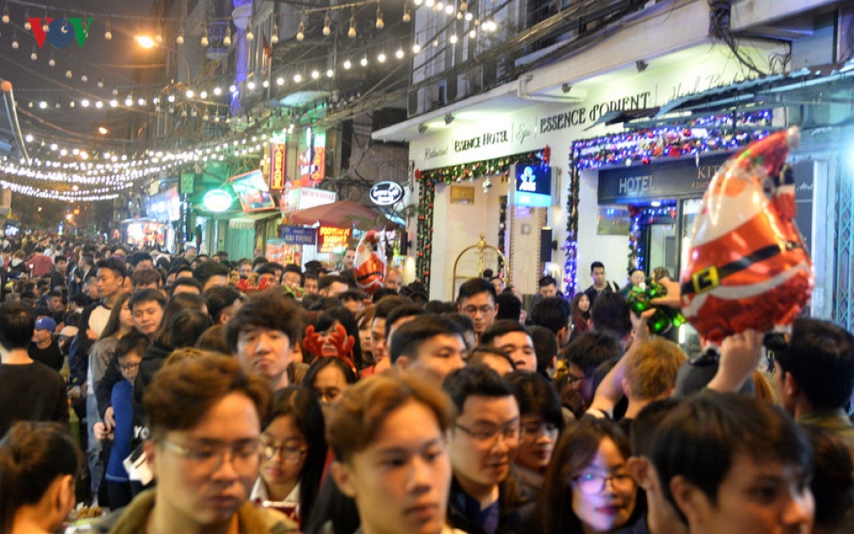 bien nguoi chen chan tren pho di bo ha noi trong dem giang sinh