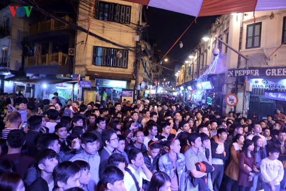 bien nguoi chen chan tren pho di bo ha noi trong dem giang sinh
