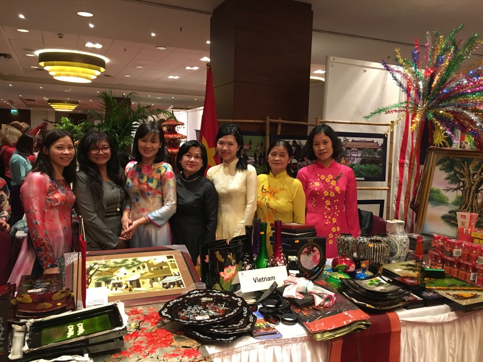 viet nam tham du hoi cho tu thien cua ngoai giao doan tai ba lan