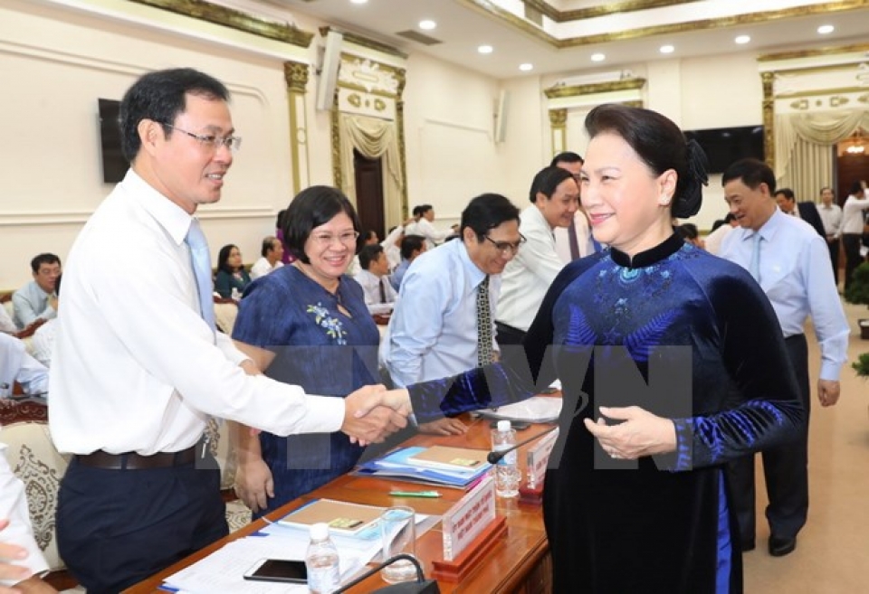 chu tich quoc hoi cu the hoa chinh sach phu hop voi dia phuong