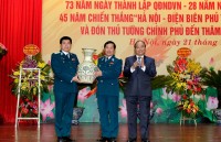 70000 nguoi mung sinh nhat 100 tuoi cua khong quan hoang gia anh