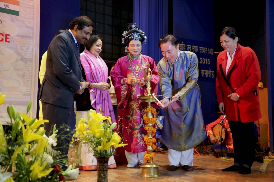 dua tin nguong tho mau den voi cong chung an do