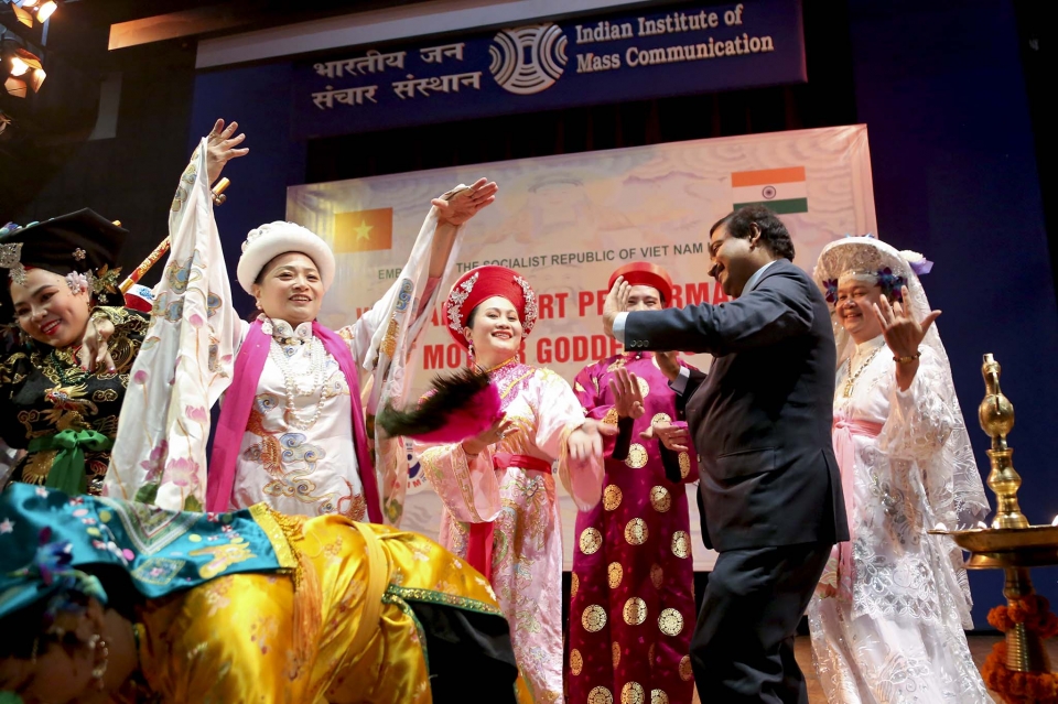 dua tin nguong tho mau den voi cong chung an do