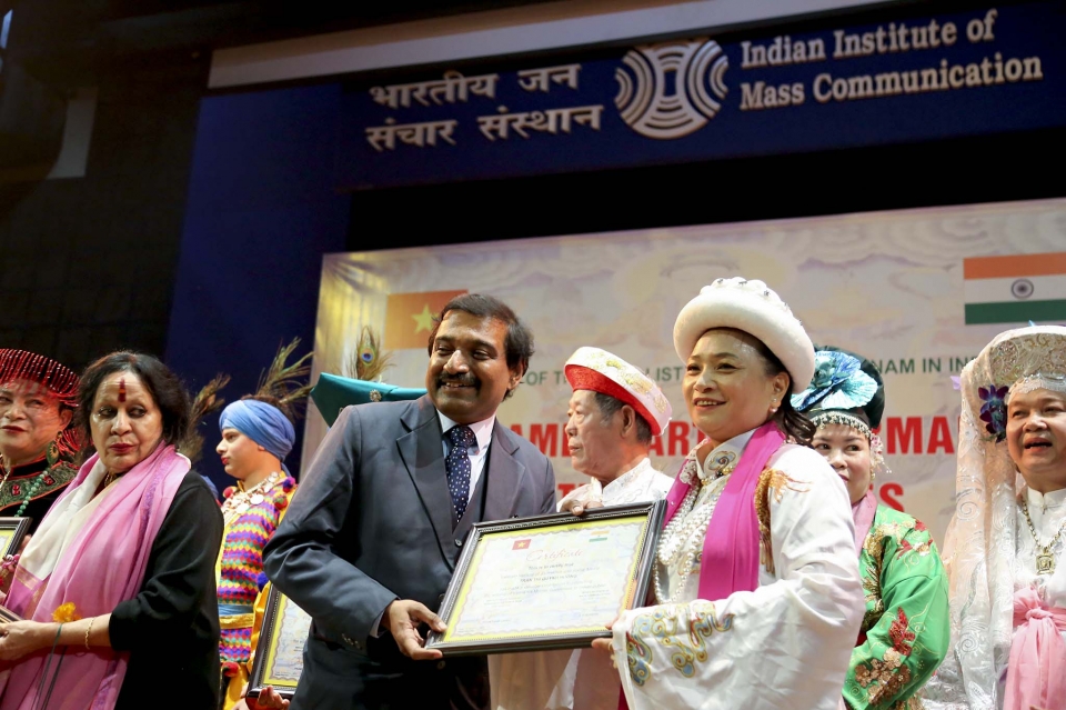 dua tin nguong tho mau den voi cong chung an do