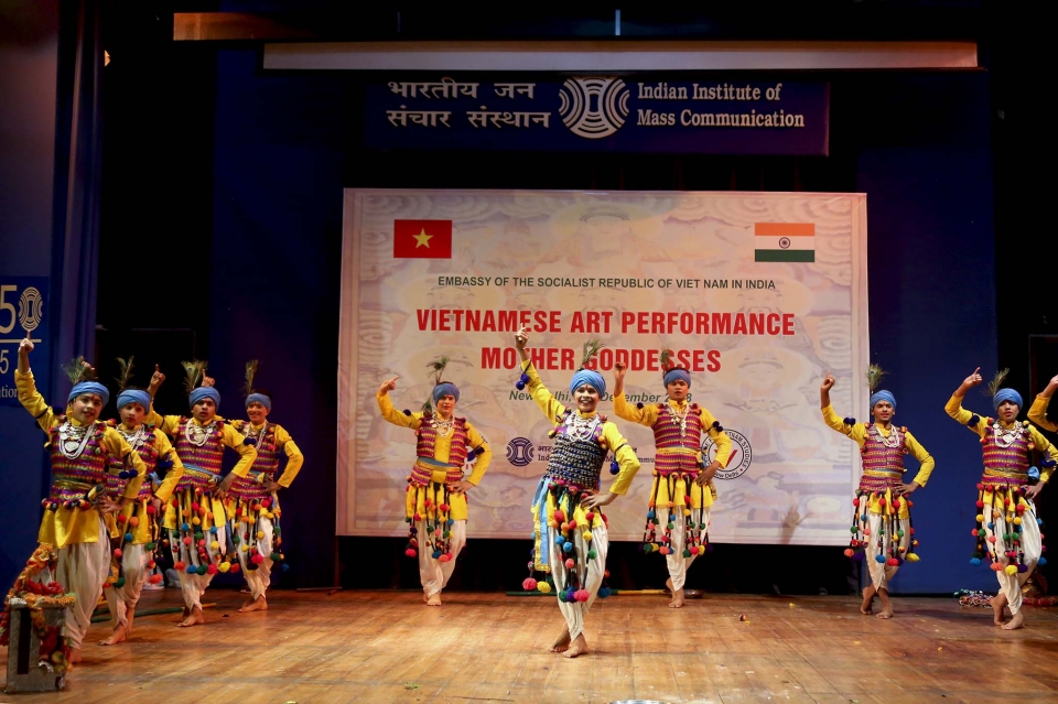 dua tin nguong tho mau den voi cong chung an do