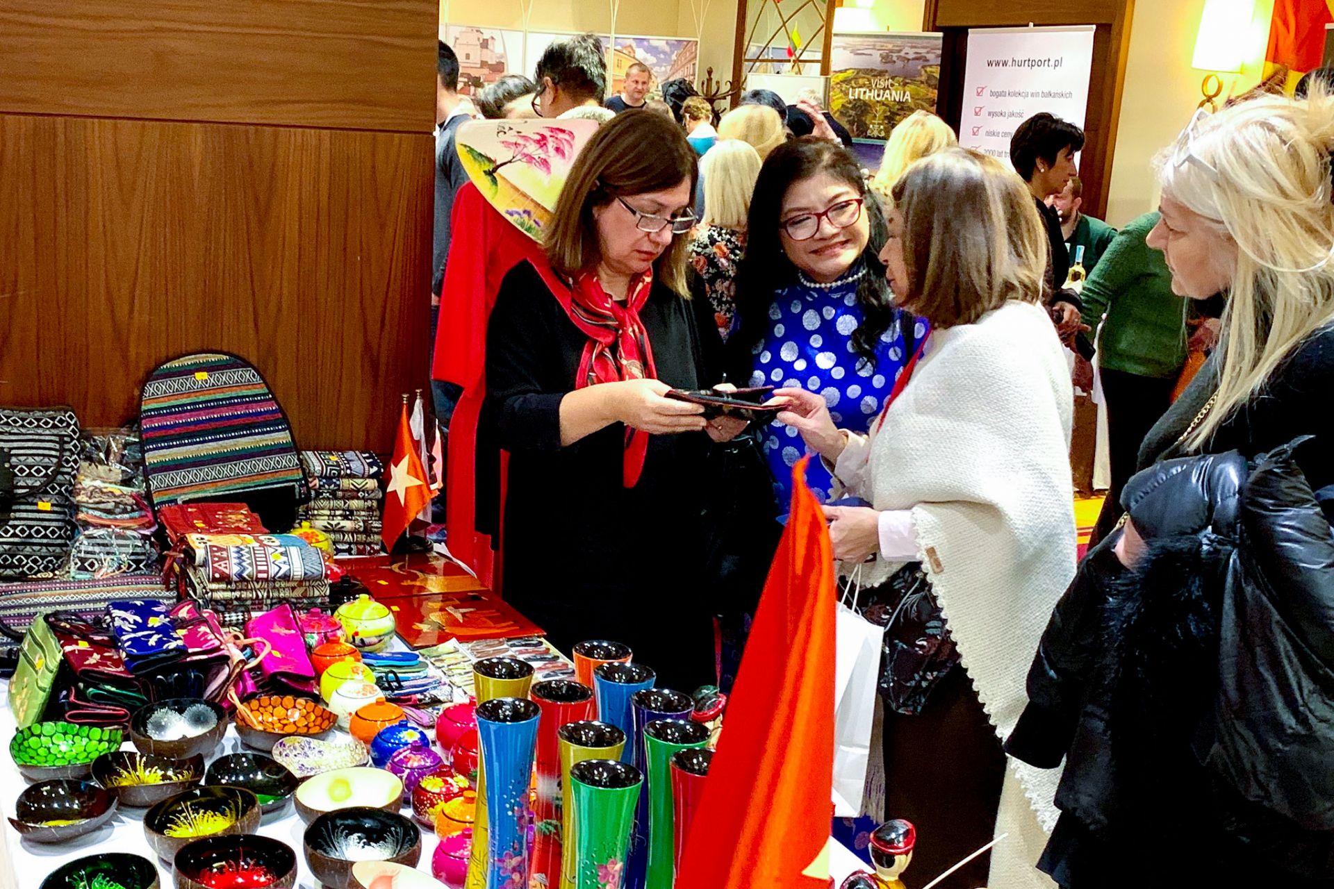 Đại sứ quán Việt Nam tại Ba Lan tham gia Hội chợ từ thiện Bazaar 2019