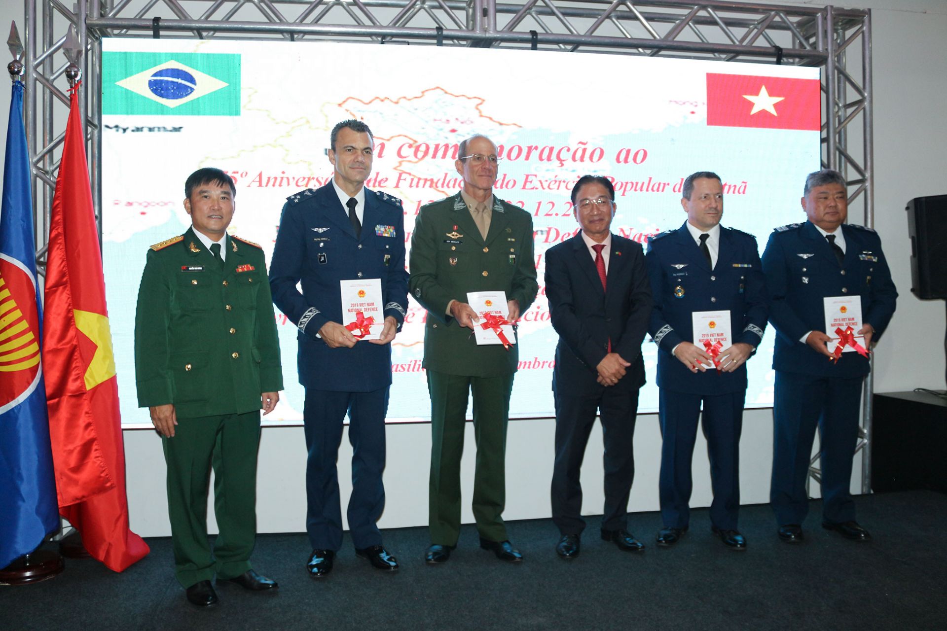 Long trọng kỷ 75 năm Ngày thành lập Quân đội nhân dân Việt Nam tại Brazil