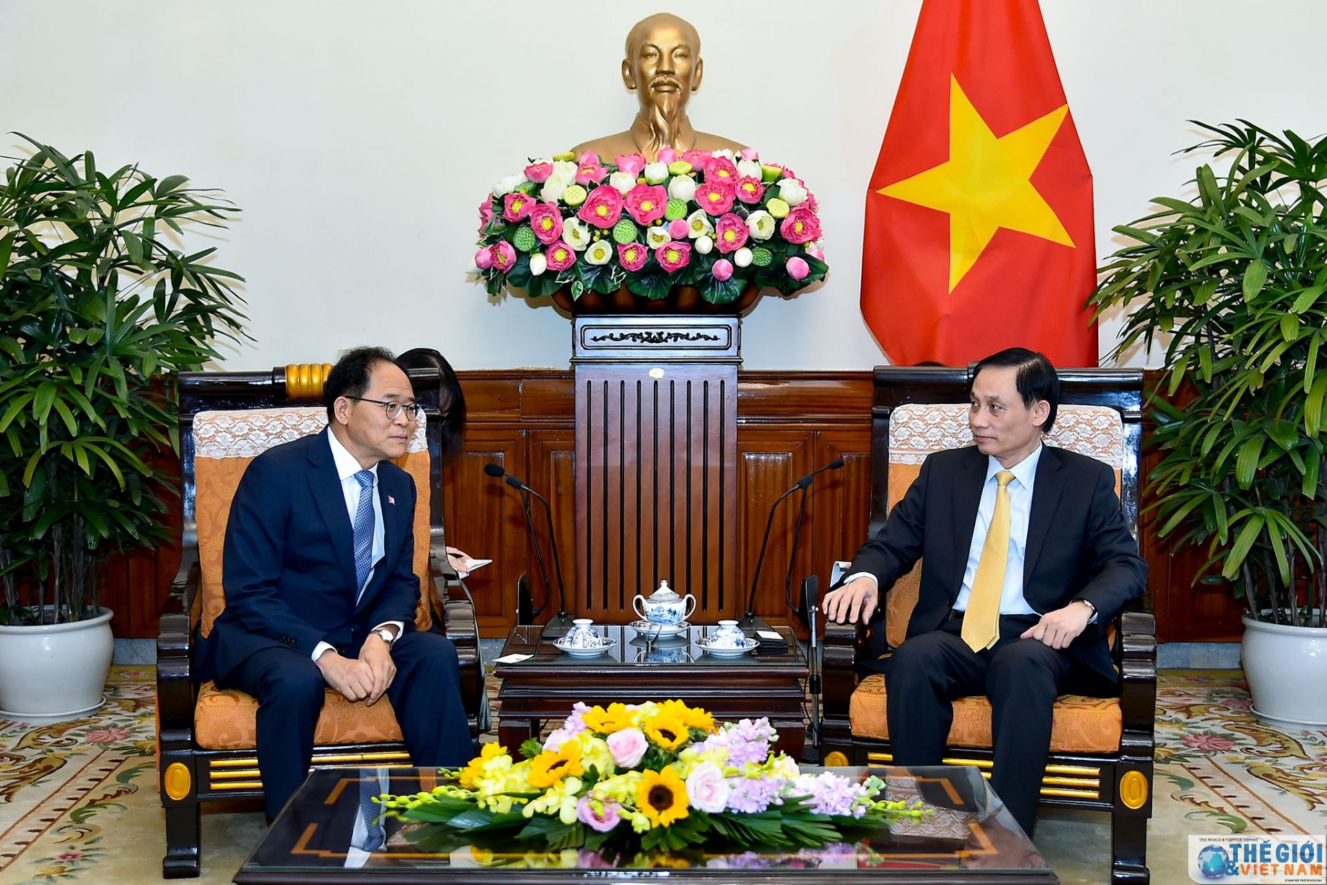 thu truong ngoai giao le hoai trung tiep dai su han quoc park noh wan