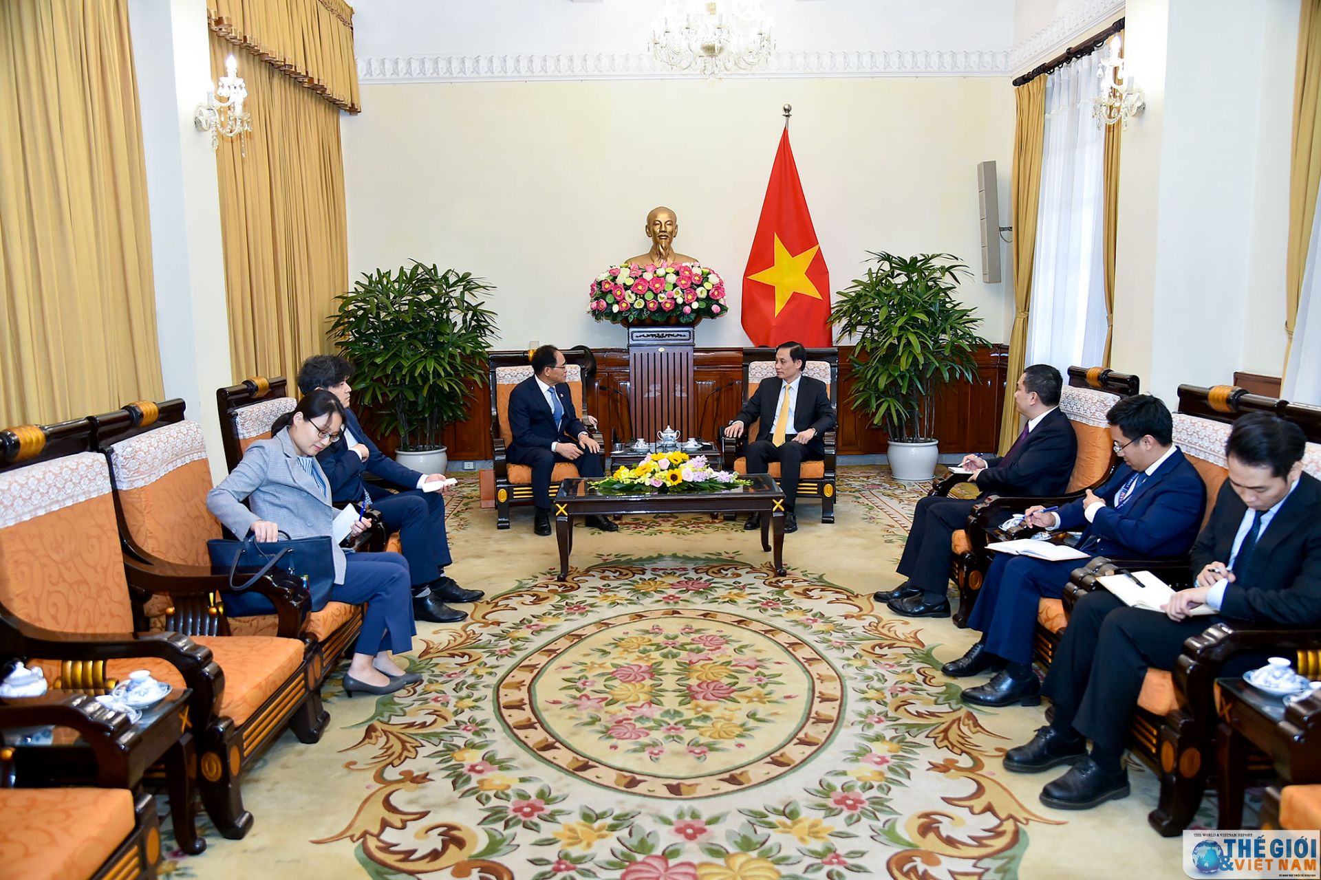 thu truong ngoai giao le hoai trung tiep dai su han quoc park noh wan