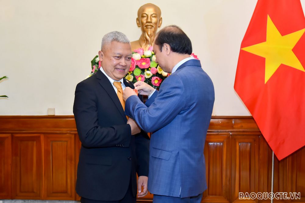 Sáng 3/12, tại Trụ sở Bộ Ngoại giao, thừa ủy quyền của Tổng Bí thư, Chủ tịch nước Nguyễn Phú Trọng, Thứ trưởng Ngoại giao Nguyễn Quốc Dũng trao Huân chương Hữu nghị cho Ngài Ibnu Hadi, Đại sứ Đặc mệnh Toàn quyền Indonesia tại Việt Nam. (Ảnh: Tuấn Anh)