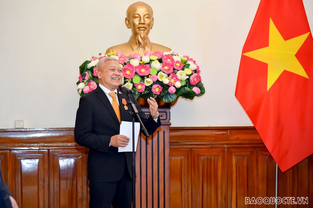 Sáng 3/12, tại Trụ sở Bộ Ngoại giao, thừa ủy quyền của Tổng Bí thư, Chủ tịch nước Nguyễn Phú Trọng, Thứ trưởng Ngoại giao Nguyễn Quốc Dũng trao Huân chương Hữu nghị cho Ngài Ibnu Hadi, Đại sứ Đặc mệnh Toàn quyền Indonesia tại Việt Nam. (Ảnh: Tuấn Anh)