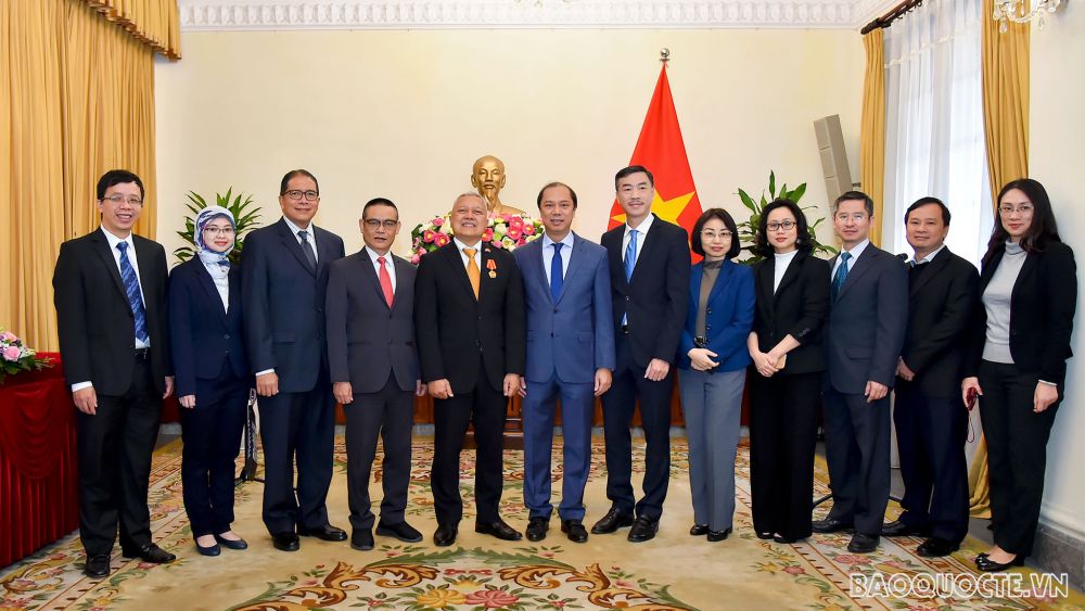 Sáng 3/12, tại Trụ sở Bộ Ngoại giao, thừa ủy quyền của Tổng Bí thư, Chủ tịch nước Nguyễn Phú Trọng, Thứ trưởng Ngoại giao Nguyễn Quốc Dũng trao Huân chương Hữu nghị cho Ngài Ibnu Hadi, Đại sứ Đặc mệnh Toàn quyền Indonesia tại Việt Nam. (Ảnh: Tuấn Anh)