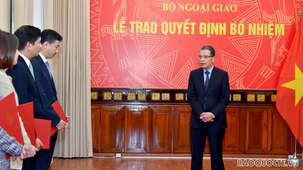 Phát biểu chúc mừng các cán bộ được phân công, bổ nhiệm vào vị trí công tác mới, Thứ trưởng Ngoại giao Đặng Minh Khôi khẳng định, đây là sự tin tưởng của Ban Cán sự Đảng bộ và Lãnh đạo Bộ đối với phẩm chất, năng lực của các cán bộ được trao quyết định lần này.