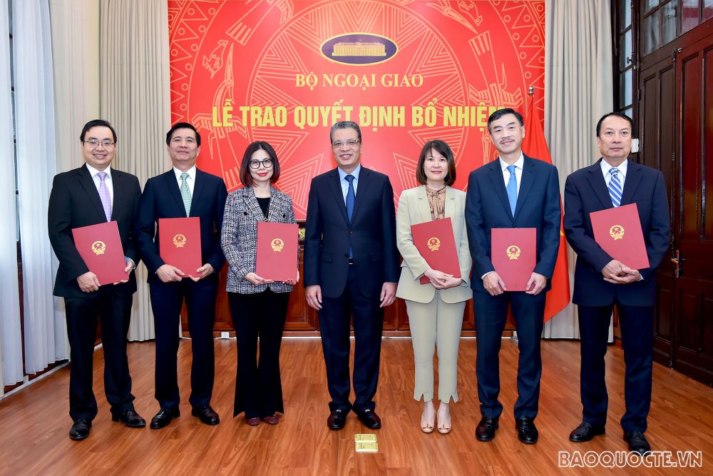 Thay mặt cho các cán bộ vừa nhận quyết định, ông Dương Hoài Nam bày tỏ vinh dự khi được Ban Cán sự Đảng bộ, tập thể Lãnh đạo Bộ tin tưởng phân công nhiệm vụ mới; khẳng định sẽ nỗ lực hết sức mình để hoàn thành tốt công việc được giao, xứng đáng với sự tin cậy của tập thể Lãnh đạo Bộ.