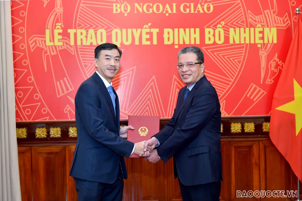 Thứ trưởng Ngoại giao Đặng Minh Khôi trao quyết định điều động cán bộ cấp Vụ