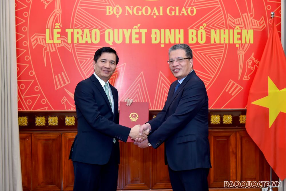 Thứ trưởng Ngoại giao Đặng Minh Khôi trao quyết định điều động cán bộ cấp Vụ