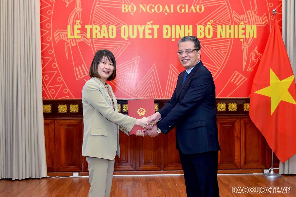 Thứ trưởng Ngoại giao Đặng Minh Khôi trao quyết định điều động cán bộ cấp Vụ