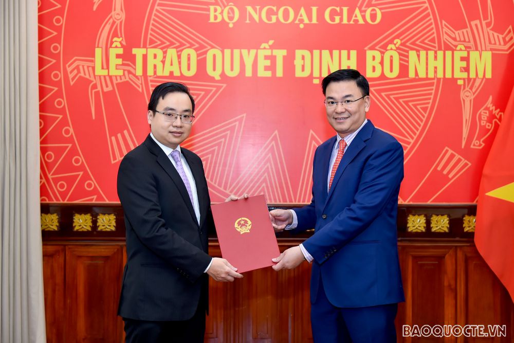 Thứ trưởng Ngoại giao Đặng Minh Khôi trao quyết định điều động cán bộ cấp Vụ