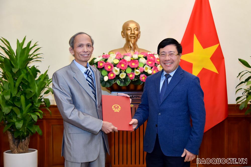 Phó Thủ tướng, Bộ trưởng Ngoại giao Phạm Bình Minh đã trao quyết định tiếp nhận và điều động ông Đặng Xuân Dũng, nguyên Đại sứ đặc mệnh toàn quyền Việt Nam tại Argentina, hết nhiệm kỳ về nước, giữ chức Vụ trưởng Vụ Thi đua - Khen thưởng và Truyền thống ngoại giao. Phó Thủ tướng, Bộ trưởng Ngoại giao Phạm Bình Minh đã trao quyết định tiếp nhận và điều động ông Đặng Xuân Dũng, nguyên Đại sứ đặc mệnh toàn quyền Việt Nam tại Argentina, hết nhiệm kỳ về nước, giữ chức Vụ trưởng Vụ Thi đua - Khen thưởng và Truyền thống ngoại giao.