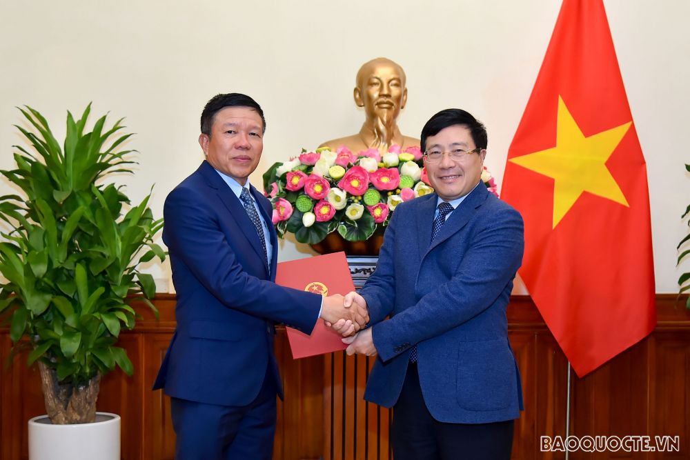 Phó Thủ tướng, Bộ trưởng Ngoại giao Phạm Bình Minh đã trao quyết định bổ nhiệm ông Đinh Đức Đông, Vụ trưởng - Chánh Văn phòng, Ủy ban Nhà nước về người Việt Nam ở nước ngoài, Bộ Ngoại giao, giữ chức Tổng Lãnh sự Việt Nam tại Ekateriburg, Liên bang Nga, thay ông Ngô Phương Nghị, Tổng Lãnh sự, hết nhiệm kỳ. Phó Thủ tướng, Bộ trưởng Ngoại giao Phạm Bình Minh đã trao quyết định bổ nhiệm ông Đinh Đức Đông, Vụ trưởng - Chánh Văn phòng, Ủy ban Nhà nước về người Việt Nam ở nước ngoài, Bộ Ngoại giao, giữ chức Tổng Lãnh sự Việt Nam tại Ekateriburg, Liên bang Nga, thay ông Ngô Phương Nghị, Tổng Lãnh sự, hết nhiệm kỳ.