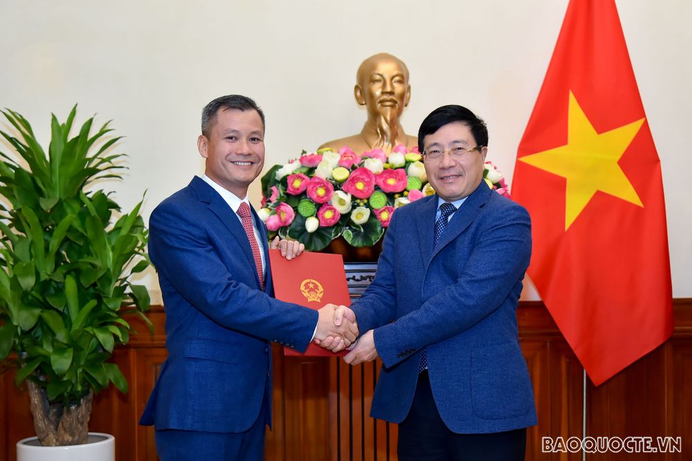 Phó Thủ tướng, Bộ trưởng Ngoại giao Phạm Bình Minh đã trao quyết định bổ nhiệm ông Nguyễn Đăng Thắng, Vụ trưởng, Bộ phận chính sách và pháp lý, Ủy ban Nhà nước về người Việt Nam ở nước ngoài, giữ chức Tổng Lãnh sự Việt Nam tại Sydney, Australia, thay ông Trịnh Đức Hải, Tổng Lãnh sự, hết nhiệm kỳ. Phó Thủ tướng, Bộ trưởng Ngoại giao Phạm Bình Minh đã trao quyết định bổ nhiệm ông Nguyễn Đăng Thắng, Vụ trưởng, Bộ phận chính sách và pháp lý, Ủy ban Nhà nước về người Việt Nam ở nước ngoài, giữ chức Tổng Lãnh sự Việt Nam tại Sydney, Australia, thay ông Trịnh Đức Hải, Tổng Lãnh sự, hết nhiệm kỳ.