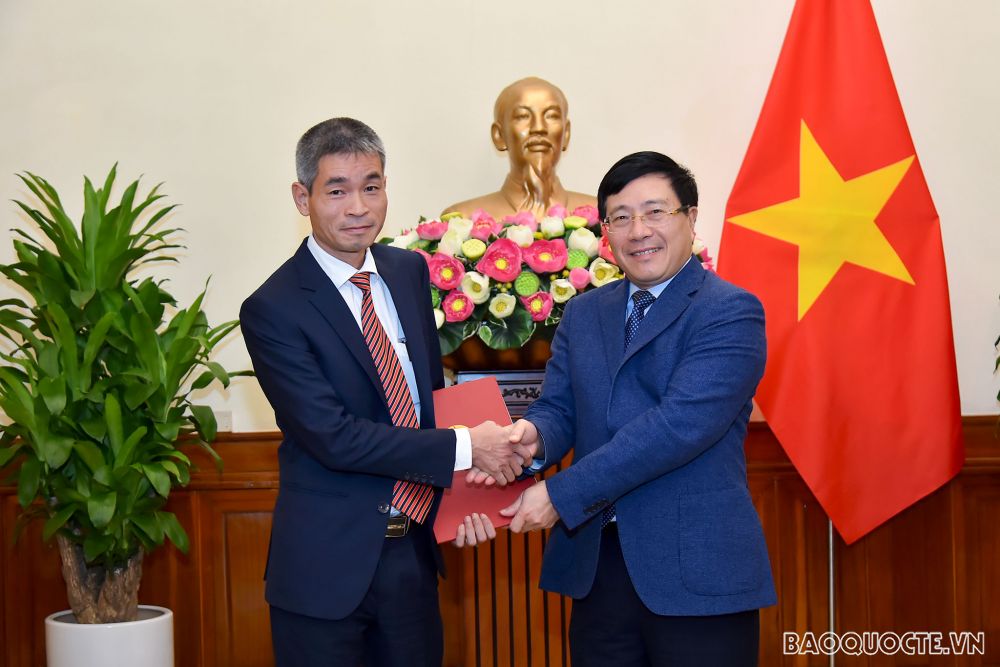 Phó Thủ tướng, Bộ trưởng Ngoại giao Phạm Bình Minh đã trao quyết định bổ nhiệm ông Chu Đức Dũng, Phó Cục trưởng, Cục Phục vụ Ngoại giao đoàn, Bộ Ngoại giao, giữ chức Tổng Lãnh sự Việt Nam tại Khòn Khèn, Thái Lan, thay ông Hoàng Ngọc Sơn, Tổng Lãnh sự, hết nhiệm kỳ. Phó Thủ tướng, Bộ trưởng Ngoại giao Phạm Bình Minh đã trao quyết định bổ nhiệm ông Chu Đức Dũng, Phó Cục trưởng, Cục Phục vụ Ngoại giao đoàn, Bộ Ngoại giao, giữ chức Tổng Lãnh sự Việt Nam tại Khòn Khèn, Thái Lan, thay ông Hoàng Ngọc Sơn, Tổng Lãnh sự, hết nhiệm kỳ.