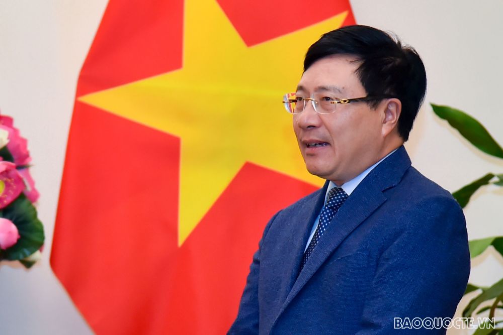 Phát biểu tại Lễ trao quyết định bổ nhiệm, Phó Thủ tướng, Bộ trưởng Phạm Bình Minh chúc mừng các cán bộ vừa được điều động công tác và bổ nhiệm làm Tổng Lãnh sự Việt Nam tại các địa bàn. Phó Thủ tướng, Bộ trưởng nhấn mạnh đây là sự tin tưởng của Lãnh đạo Bộ đối với vào năng lực và kinh nghiệm của các cán bộ được bổ nhiệm. Giao nhiệm vụ cụ thể đối với từng cán bộ được điều động, bổ nhiệm, Phó Thủ tướng, Bộ trưởng Phạm Bình Minh tin tưởng, với kinh nghiệm của mình, các vị Vụ trưởng và tân Tổng Lãnh sự sẽ phát huy được năng lực và sở trường, lãnh đạo đơn vị đoàn kết, hoàn thành tốt nhiệm vụ được giao, tiếp tục xây dựng địa bàn mình phụ trách ngày càng phát triển đóng góp vào thành công chung của đối ngoại đất nước. Phát biểu tại Lễ trao quyết định bổ nhiệm, Phó Thủ tướng, Bộ trưởng Phạm Bình Minh chúc mừng các cán bộ vừa được điều động công tác và bổ nhiệm làm Tổng Lãnh sự Việt Nam tại các địa bàn. Phó Thủ tướng, Bộ trưởng nhấn mạnh đây là sự tin tưởng của Lãnh đạo Bộ đối với vào năng lực và kinh nghiệm của các cán bộ được bổ nhiệm. Giao nhiệm vụ cụ thể đối với từng cán bộ được điều động, bổ nhiệm, Phó Thủ tướng, Bộ trưởng Phạm Bình Minh tin tưởng, với kinh nghiệm của mình, các vị Vụ trưởng và tân Tổng Lãnh sự sẽ phát huy được năng lực và sở trường, lãnh đạo đơn vị đoàn kết, hoàn thành tốt nhiệm vụ được giao, tiếp tục xây dựng địa bàn mình phụ trách ngày càng phát triển đóng góp vào thành công chung của đối ngoại đất nước.