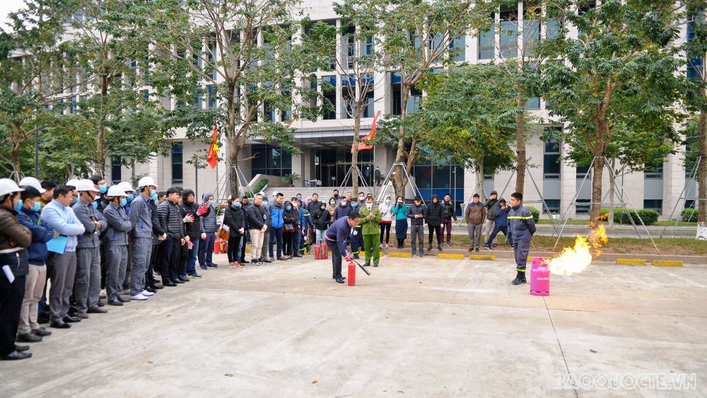 Cán bộ công chức của đơn vị còn được hướng dẫn sử dụng các thiết bị, phương tiện chữa cháy tại chỗ và cách thức xử lý nhanh các tình huống có thể xảy ra.