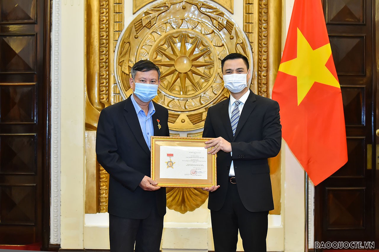 Thứ trưởng Ngoại giao Đặng Hoàng Giang trao Kỷ niệm chương ‘Vì sự nghiệp Ngoại giao Việt Nam’ cho ông Đỗ Thanh Hải, Phó Vụ trưởng Vụ 2, Ban Thi đua, khen thưởng Trung ương.